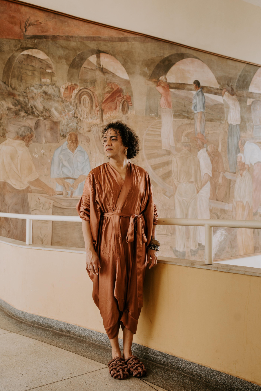 Thear celebra 8 anos e conquista vitrine nacional com vestido de noiva em novela