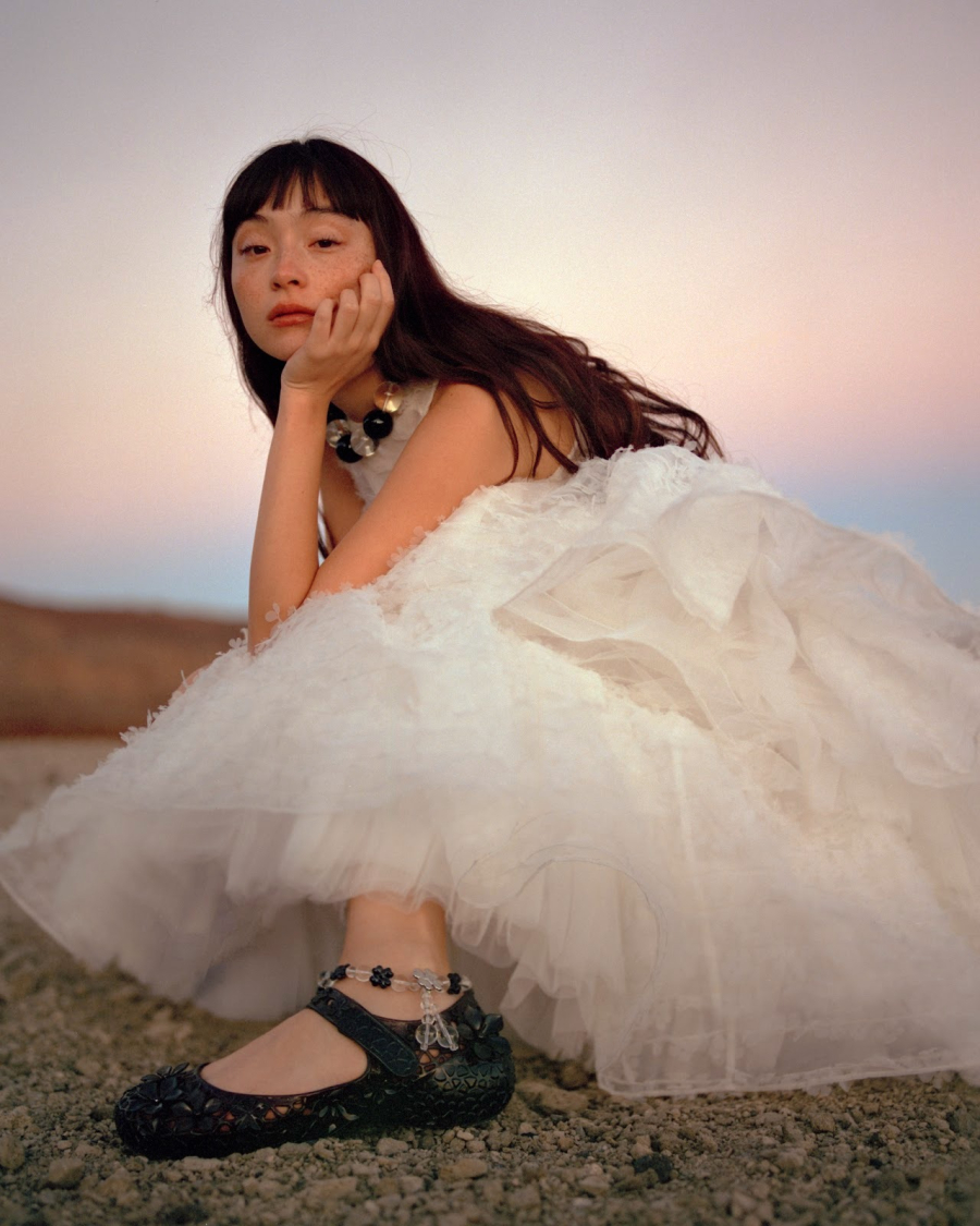 Melissa e Susan Fang lançam collab etérea que transforma calçados em arte